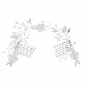 Detail von silberner Haarranke mit weißen Emaille-Blumen und Perlen für die Hochzeit