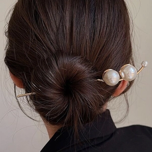 Épingle à cheveux dorée élégante avec trois perles pour coiffure moderne de femme