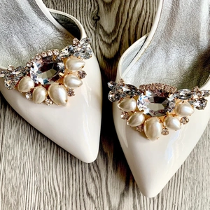Elegante elfenbeinfarbene spitze Schuhe mit abnehmbaren Perlen- und Kristallclips