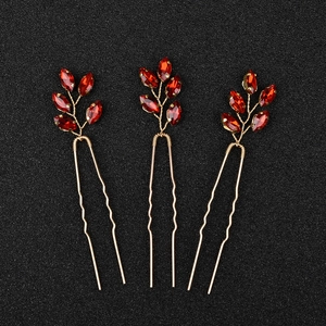 Set di tre forcine per capelli dorate con strass rossi e design a forma di U