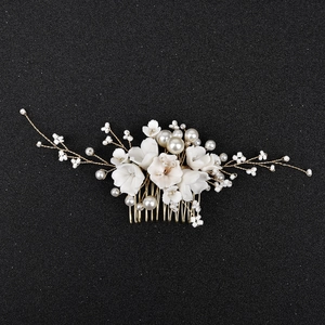 Peigne à cheveux de mariée avec fleurs blanches, perles et base dorée sur fond noir