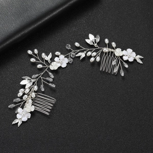 Brauthaarkamm in Silber mit weißen Blumen und Perlen auf schwarzem Hintergrund