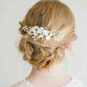 Peigne à cheveux de mariée élégant avec fleurs blanches faites main et perles de céramique
