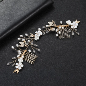 Eleganter goldener Braut-Haarkamm mit weißen Blumen, Perlen und Kristallen für Hochzeiten