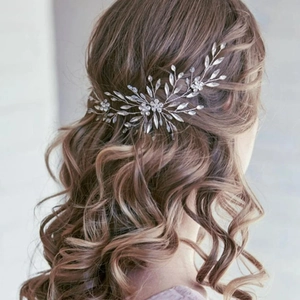 Bandeau de mariée avec fleurs en cristal et strass sur de longs cheveux bruns bouclés
