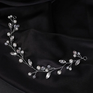 Handgefertigter silberner Haarschmuck mit Perlen und Kristallen auf schwarzem Satin