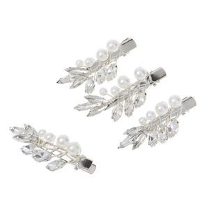 Détail de barrettes de mariée faites à la main avec perles et cristaux marquise