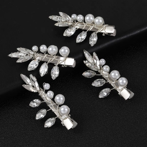 Détails de quatre barrettes faites à la main avec cristaux marquise et perles blanches