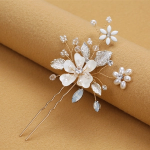 Horquilla de novia con flores blancas, perlas y cristales sobre una base dorada