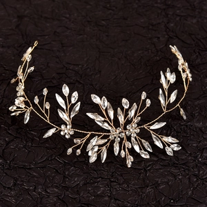 Bandeau de mariée doré fait main avec motifs de fleurs et feuilles en strass étincelants