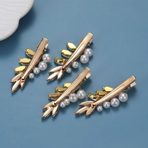 Lot de quatre épingles à cheveux de mariage dorées avec perles blanches et pierres