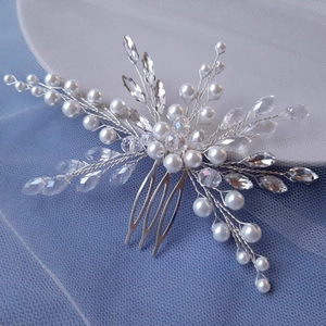 Bridal hair comb with emerald crystal and white pearls on silver wire tree branch