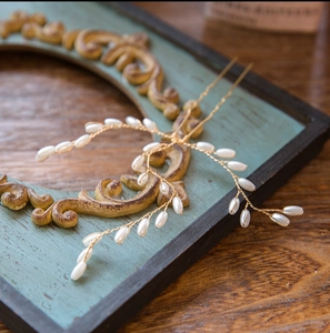 Set di forcine per capelli da sposa fatte a mano con perle bianche e filo dorato