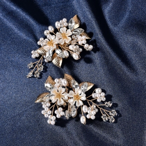 Vue détaillée de clips de chaussures de mariée avec fleurs blanches et perles