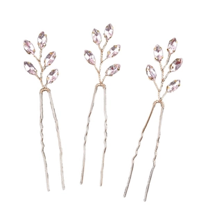 Dettaglio delle forcine a U in oro rosa con foglie di cristallo rosa fatte a mano