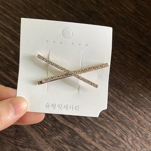 Pince à cheveux croisée dorée élégante ornée de deux rangées de strass brillants