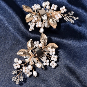 Détail de clips de chaussures de mariée avec perles, cristaux et feuilles en métal doré