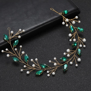Diadema de novia hecha a mano con cristales verde esmeralda y perlas en hilo dorado