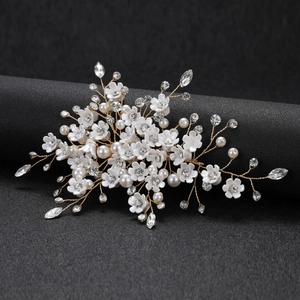 Horquilla de novia con flores blancas, perlas y cristales sobre alambre dorado
