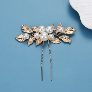 Épingle à cheveux baroque dorée avec feuilles et perles pour mariée sur fond bleu clair
