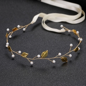 Eleganter Goldblatt Braut Haarschmuck mit Perlen und weißem Seidenband für Hochzeitsfrisuren