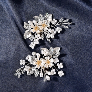 Vue détaillée de clips de chaussures à fleurs en perles avec base argentée et strass