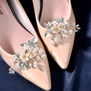 Clips de chaussures élégants fleurs et perles sur talons de mariée en cuir verni nude