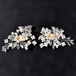 Détails de clips chaussures fleurs émaillées blanches avec perles et cristaux sur feuilles argent