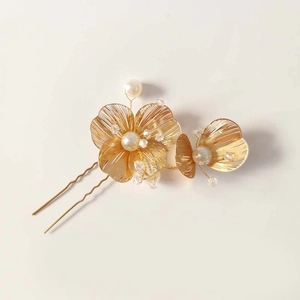 Exquisite gold hollow flower hair pin with white pearls and crystals for wedding styling