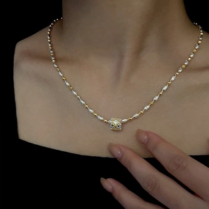 Pendente vintage bicolore a stella su collana di perline in oro e argento per donna