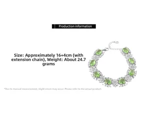 Détail d'un bracelet de luxe avec pierres ovales vert pomme et pavé de diamants brillants