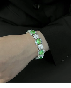 Détail du bracelet avec pierre précieuse vert pomme et pavage de zircons cubiques