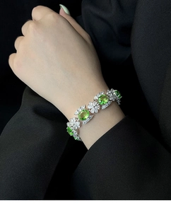 Détail d'un bracelet de luxe avec pierres vert émeraude et accents de zircon blanc