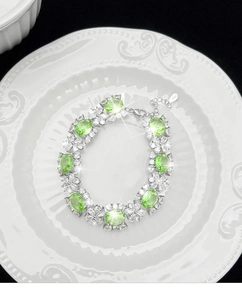 Détail du bracelet en argent S925 avec pierres ovales vertes et fleurs en zircon clair