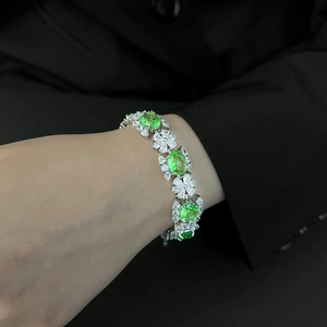Bracelet élégant en argent avec pierres vertes ovales et pétales de fleurs en zircon blanc