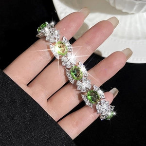 Bracelet luxueux en pierres vert pomme avec motif papillon et zircons blancs sur argent