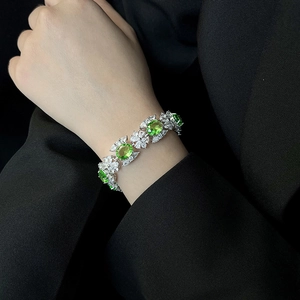Bracelet de luxe aux zircons vert pomme et grappes florales scintillantes sur argent