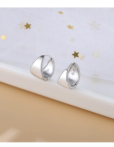 Vue macro détaillée du poinçon S925 sur des boucles d'oreilles créoles géométriques