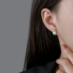 Minimalist daisy flower stud earrings with black enamel and S925 silver frame