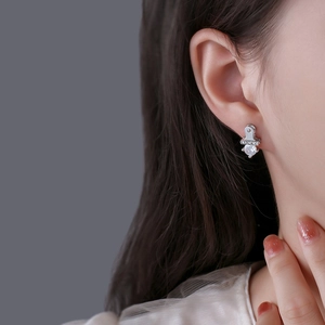 Men's fashion silver stud earring with lucky embossing and round cubic zirconia stone