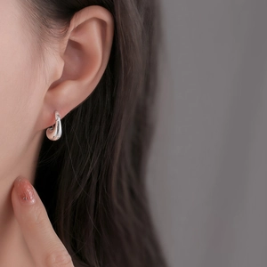 Minimalist silver geometric teardrop earrings with high-polish metallic finish for women