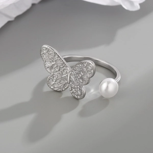 Zilveren vlinder parel open ring met elegante vintage bloemgravure voor dames