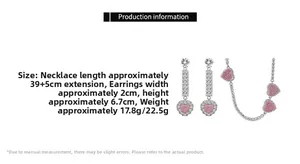 Makroaufnahme von rosa Herz-Halskette und Quastenohrringen Set mit Zirkon-Steinen besetzt