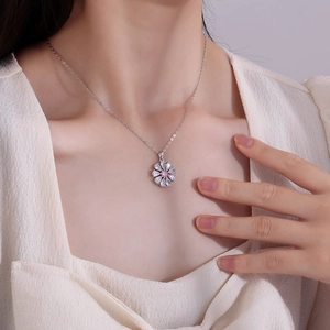 Collier pendentif fleur élégant avec zircon rose central et chaîne en argent pour femme