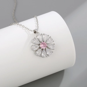 Collier fleur élégant avec pierre centrale rose et pétales de zircon sur chaîne argent