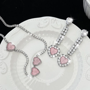 Schmuckset mit rosa Herz-Anhänger Halskette und Quastenohrringen in edlem Silber-Finish
