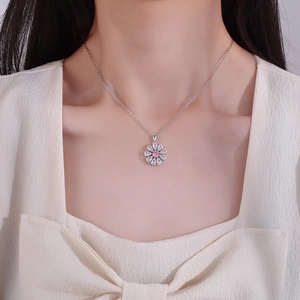 Collier en argent avec pendentif fleur, cristal rose et zircons sur un mannequin