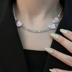 Rosa Herz-Tennis-Halskette mit Kristallen, getragen an einem Model für einen eleganten Look