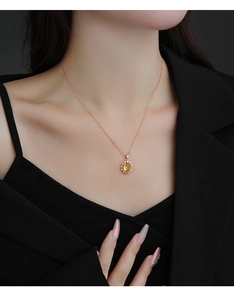 Détail du collier fleur en citrine porté sur modèle avec chaîne en or rose et zircons