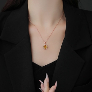 Collier élégant fleur avec cristal jaune ovale et chaîne en or rose pour femme style halo